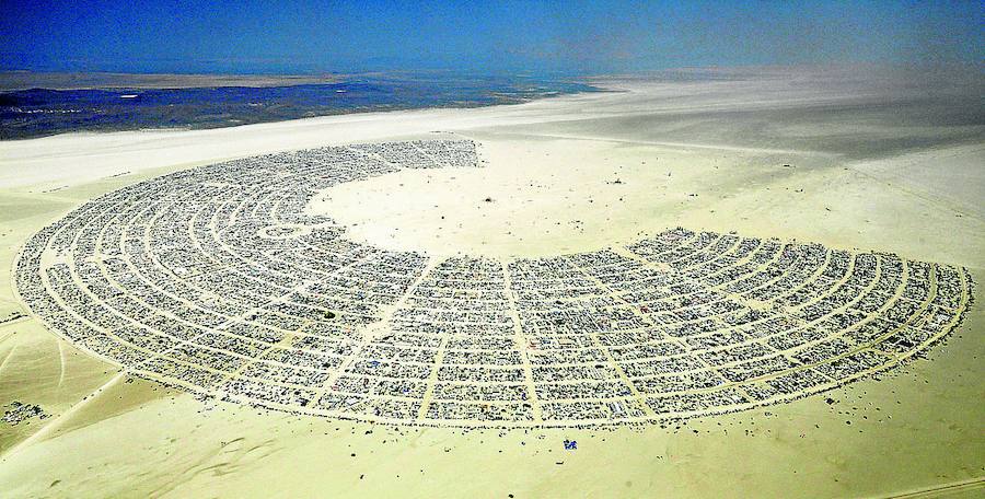 Durante una semana, un espacio hostil se transforma en una ciudad de apariencia extraterrestre, con calles e improvisados edificios, que se ordenan en semicírculo en torno a un ídolo de madera, al que llaman 'El hombre' (The man). Él arderá el último día de la convivencia ante todos los asistentes, que se autodenominan 'burners' (quemadores). El diseño central de la edición de este año, que se celebró entre el 26 de agosto y el 4 de septiembre, se denomina 'Galaxia' y es un homenaje a lo desconocido, los planetas, las estrellas, los agujeros negros y la conexión de los seres vivos con estas entidades. Por eso, sus 20 armazones de madera convergen en una espiral que se eleva en un intento de establecer una conexión con el universo. 