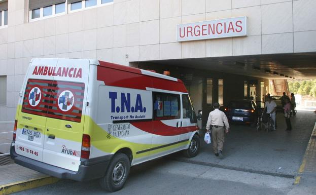 Foto de archivo de la llegada de una ambulancia a Urgencias 