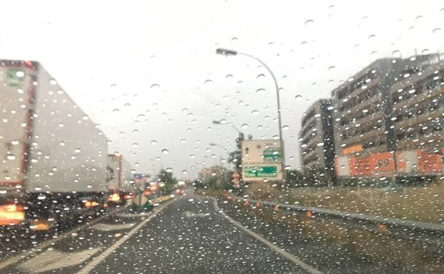 Valencia se ha despertado este lunes con lluvia.