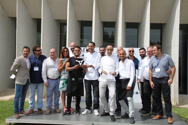 Los dos ganadores del certamen culinario durante la entrega de premios junto a los miembros del jurado y el chef Rafa Soler. 