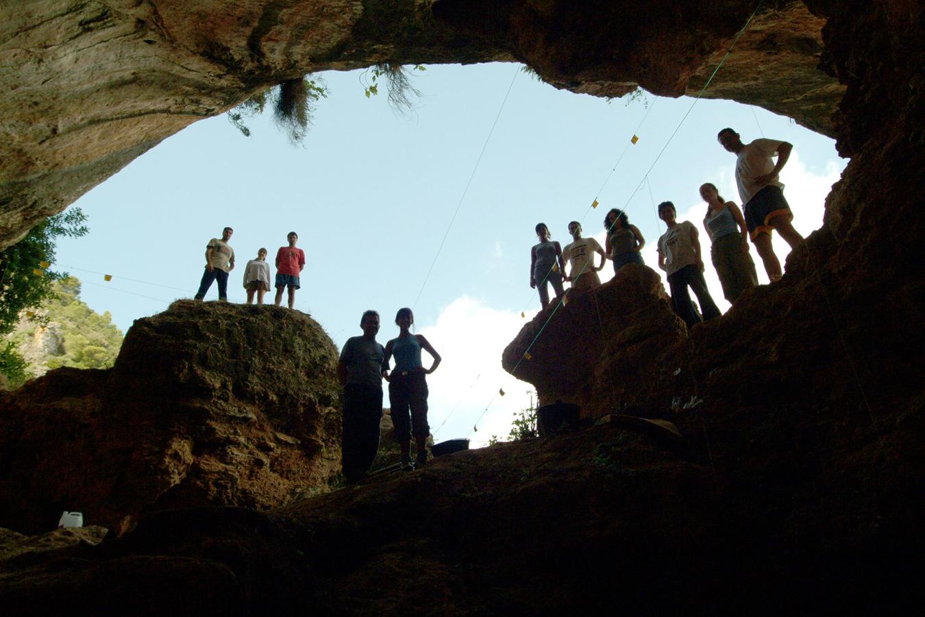 Cova Bolomor en Tavernes de la Valldigna. El yacimiento se encontró en 1867 y desde 1989 se han realizado excavaciones arqueológicas para averiguar el origen y la historia de la cueva. Su importancia está vinculada al primer poblamiento humano de las tierras valencianas.