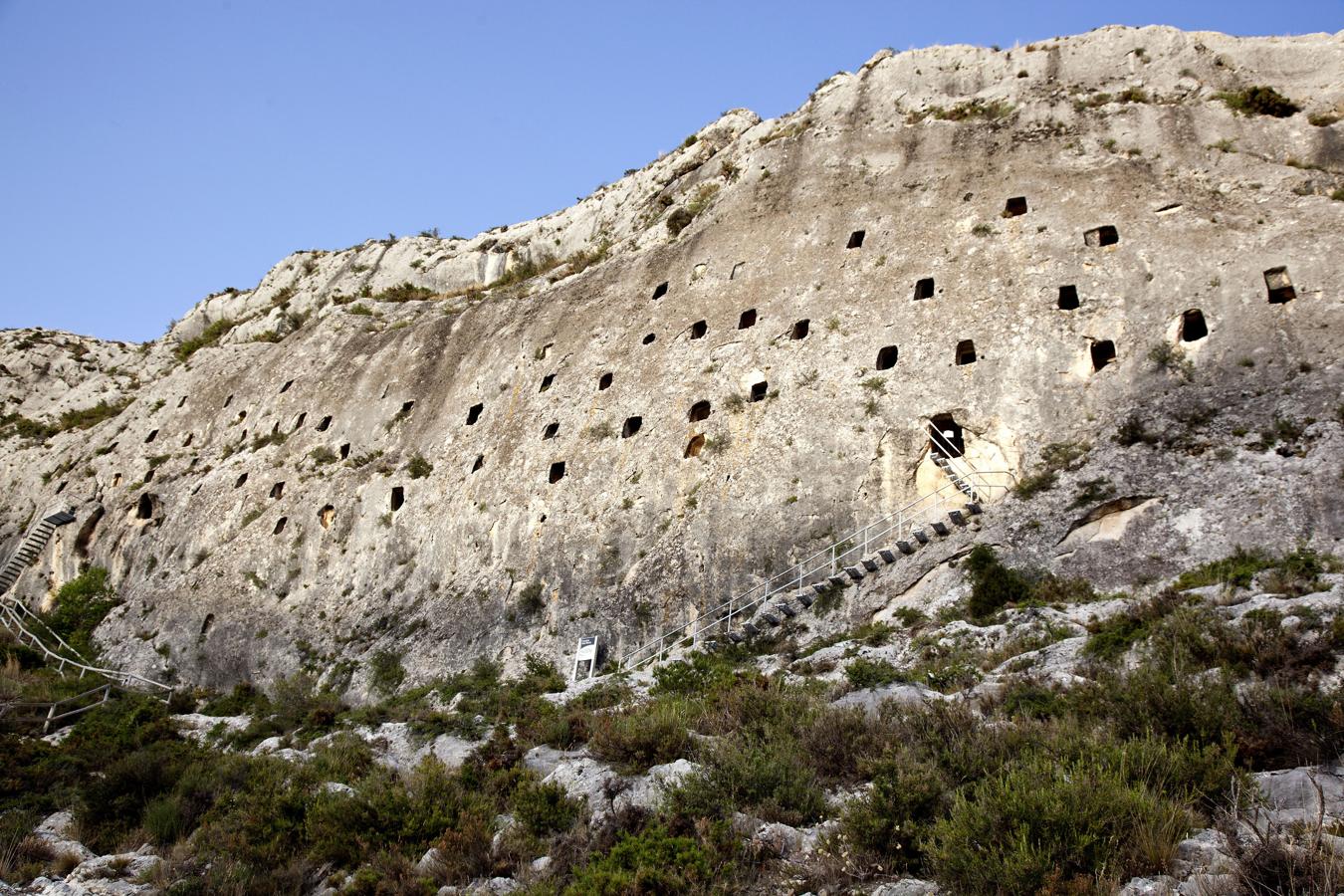 Covetes dels Moros de Bocairent. Este enclave ubicado en la comarca de la Vall d'Albaida recoge un conjunto de 50 cuevas-ventanas colgadas en un acantilado de piedra.