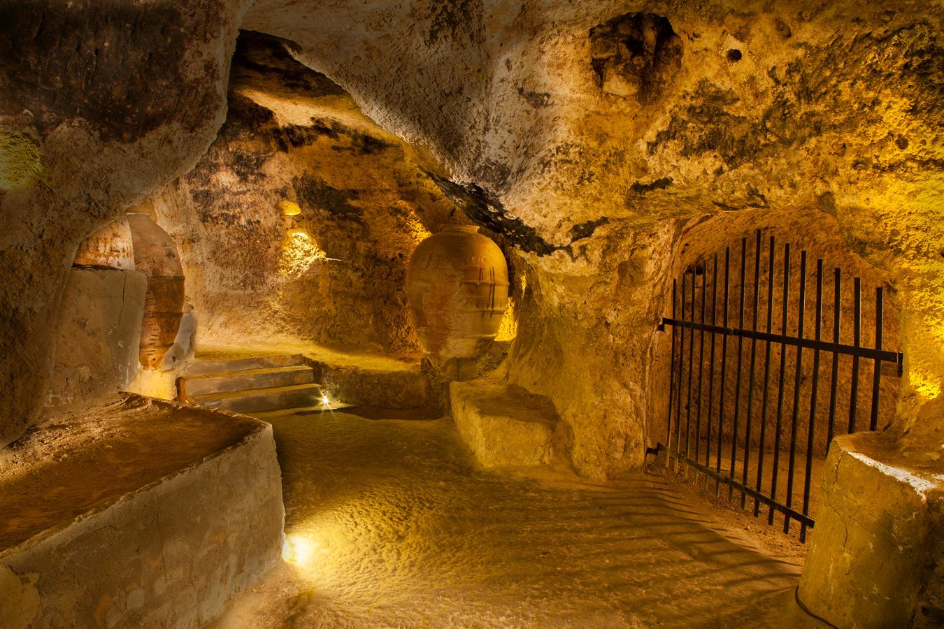 Las cuevas de la Villa en Requena forman parte de muchas casas particulares, donde eran utilizadas como bodega, despensa y, en algunas ocasiones, como refugio. Estas 22 viviendas, que se localizan justo debajo de la plaza de la Villa, son de la época musulmana y fueron usadas hasta el siglo XVII. Durante el invierno, las cavidades protegía del frío y durante el verano, mantenía frescos a sus moradores.