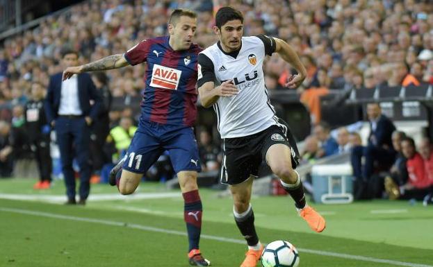 Gonçalo Guedes en un partido de la pasada campaña frente al Eibar.