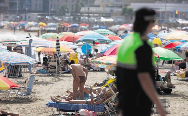 Un agente de la policía local, en una playa de Oropesa.