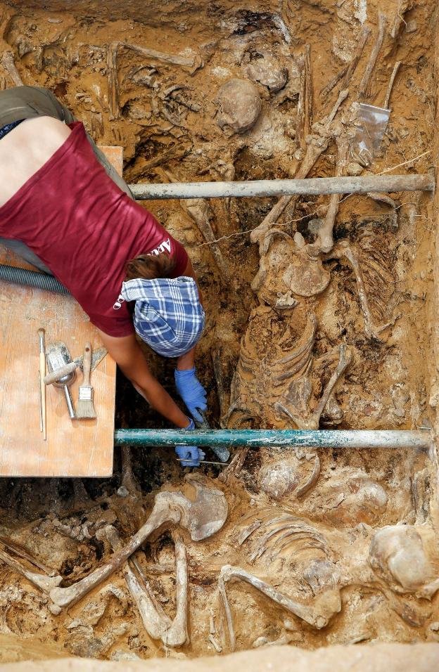 Una arqueóloga, durante los trabajos. 