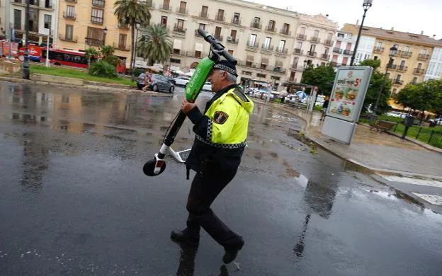 Decomiso de uno de los patinetes en la plaza de la Reina, ayer. 