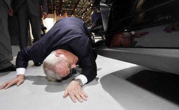 El presidente de Volkswagen AG, Martin Winterkorn, mira los bajos de un coche. 