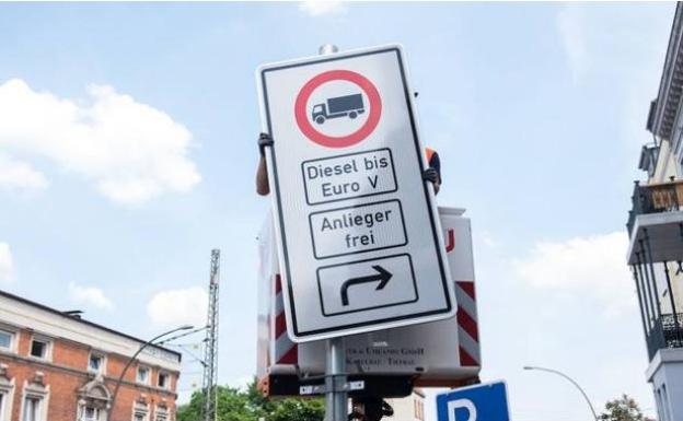 Un cartel de prohibición para vehículos diésel en Hamburgo. 
