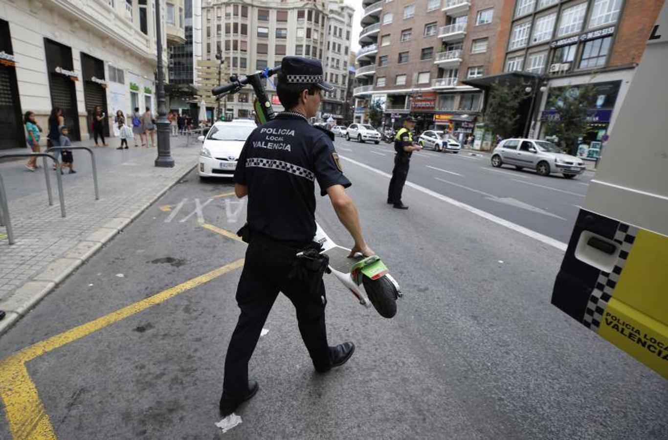 Fotos: La Policía retira los patinenetes eléctricos de alquiler de las calles de Valencia