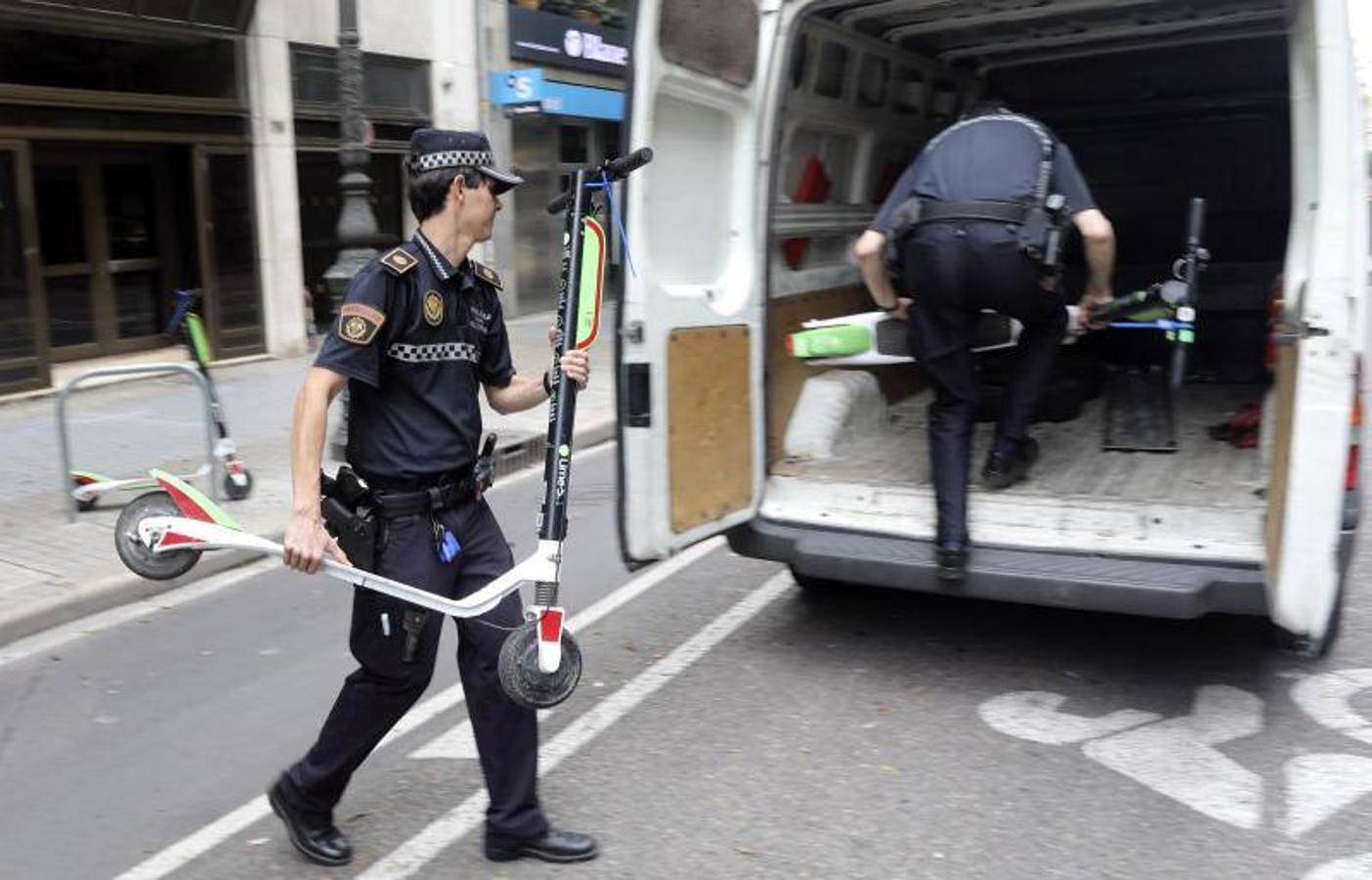 Fotos: La Policía retira los patinenetes eléctricos de alquiler de las calles de Valencia