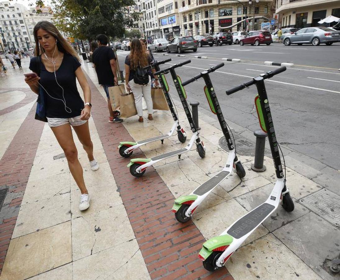 Fotos: La Policía retira los patinenetes eléctricos de alquiler de las calles de Valencia