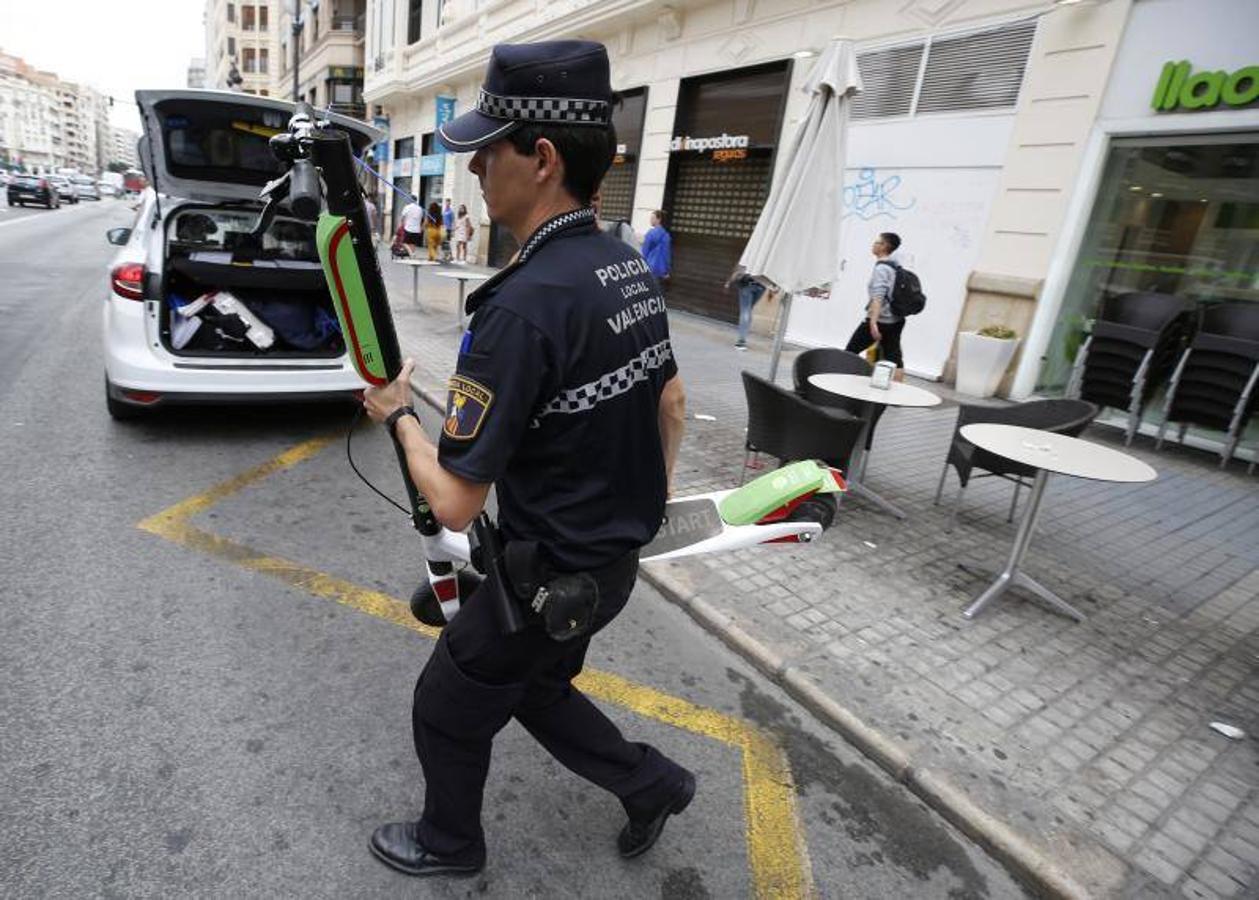 Fotos: La Policía retira los patinenetes eléctricos de alquiler de las calles de Valencia