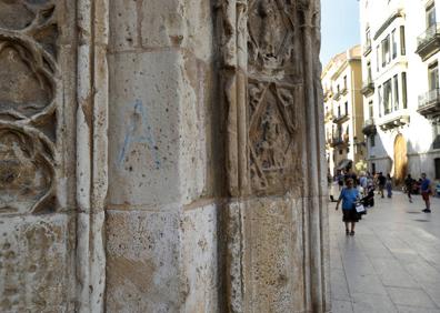 Imagen secundaria 1 - Detenido por realizar una pintada en la Puerta de los Apóstoles de la Catedral