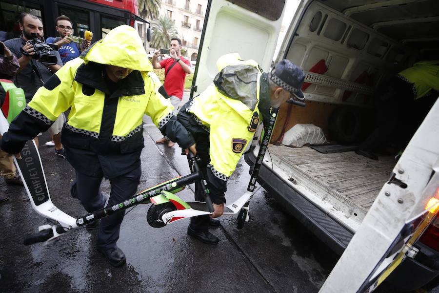 Fotos: La Policía retira los patinenetes eléctricos de alquiler de las calles de Valencia