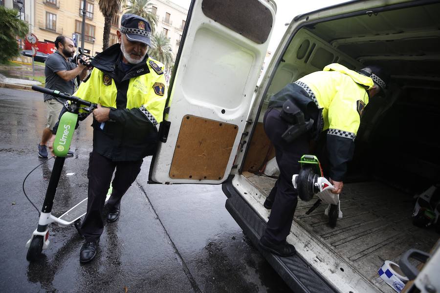 Fotos: La Policía retira los patinenetes eléctricos de alquiler de las calles de Valencia