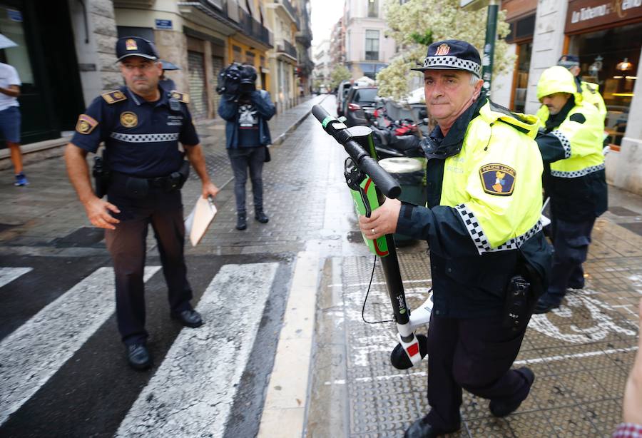 Fotos: La Policía retira los patinenetes eléctricos de alquiler de las calles de Valencia