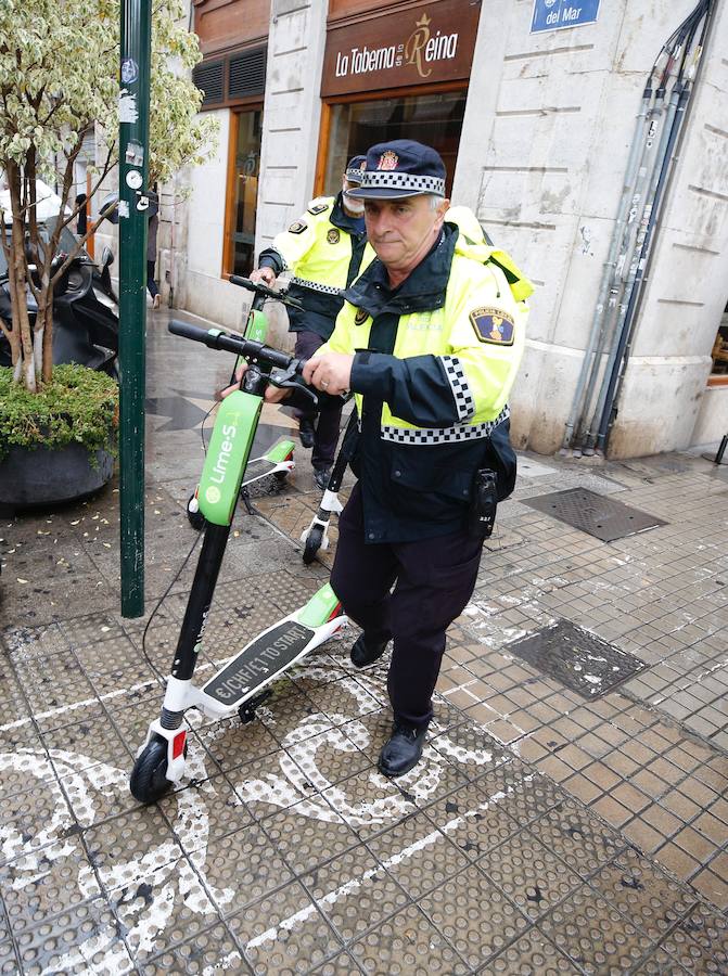 Fotos: La Policía retira los patinenetes eléctricos de alquiler de las calles de Valencia