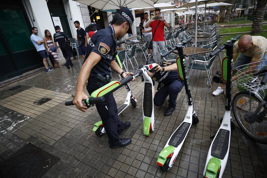 Fotos: La Policía retira los patinenetes eléctricos de alquiler de las calles de Valencia