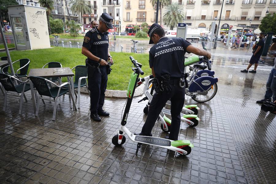 Fotos: La Policía retira los patinenetes eléctricos de alquiler de las calles de Valencia