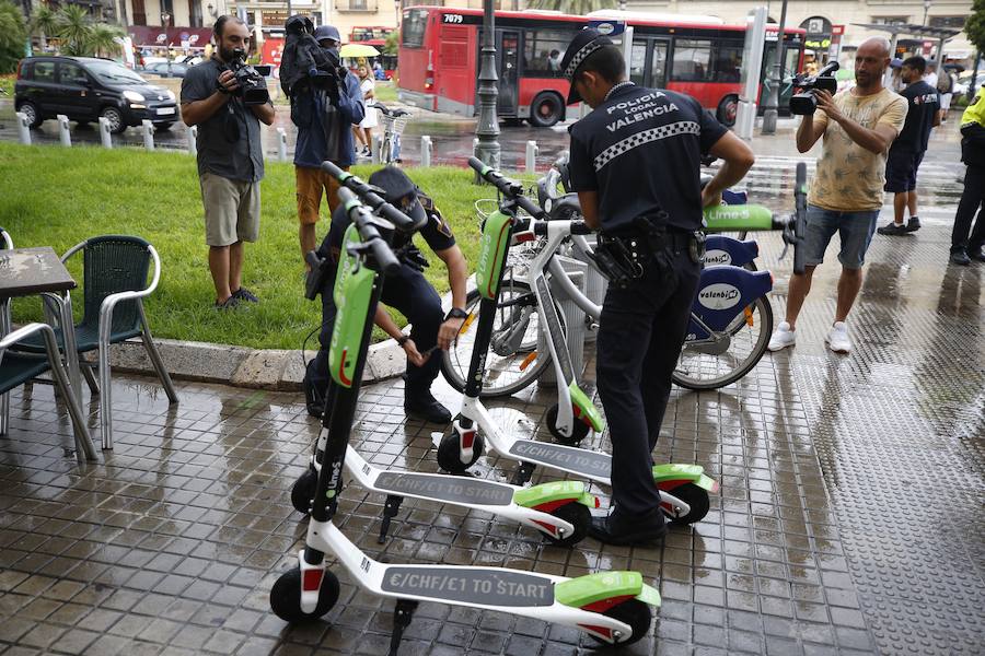 Fotos: La Policía retira los patinenetes eléctricos de alquiler de las calles de Valencia