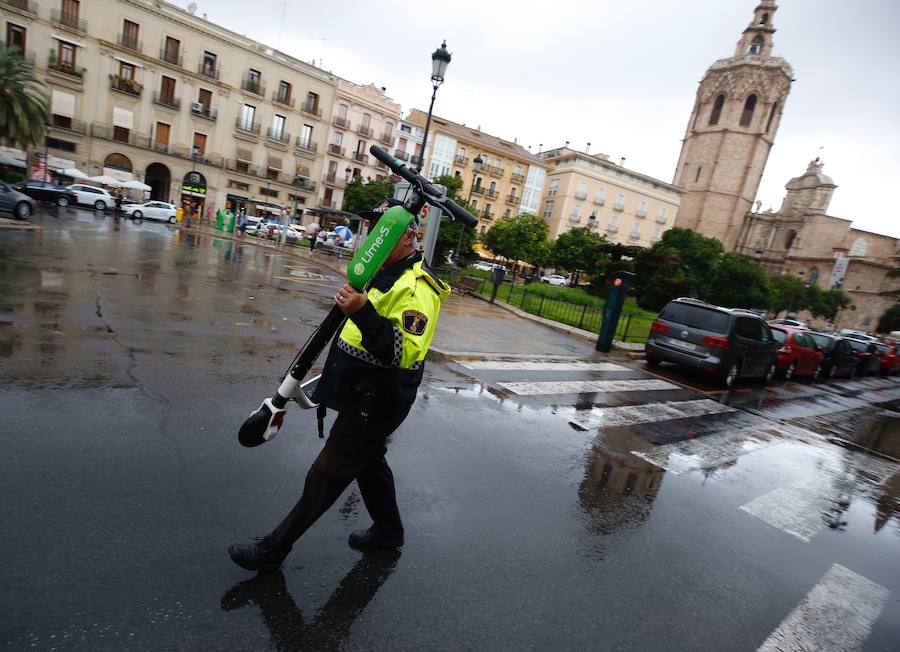 Fotos: La Policía retira los patinenetes eléctricos de alquiler de las calles de Valencia