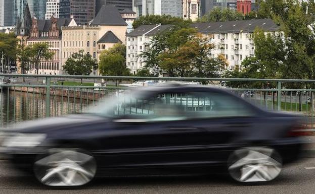 Un coche diésel circula en Alemania. 