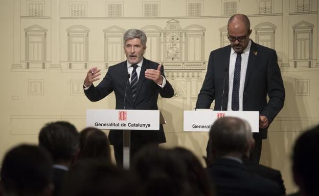 Fernando Grande-Marlaska (i), junto al conseller de Interior catalán, Miquel Buch.