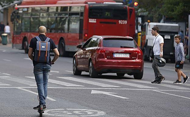 Un usuario de Patinetes electricos circula por las calles de Valencia.