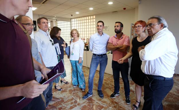 Varios de los participantes en la reunión, en la sede del PSPV en Valencia.