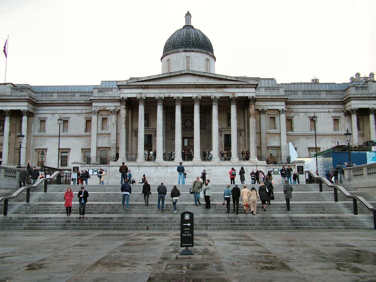 En cuanto al TOP de los mejores museos a nivel europeo, encontramos los ya citados Museo de Orsay, el museo Británico, el Prado, el Louvre y el ubicado en la Acrópolis de Atenas, seguidos por: la Galería Nacional de Londres (Reino Unido), el cual aparece en la fotografía.