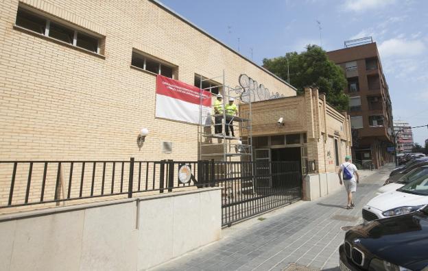Albañiles sobre un andamio, ayer en el edificio de La Fe.