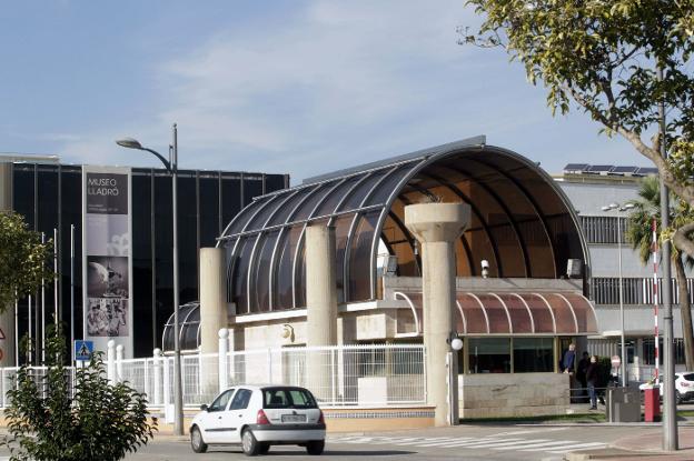 Acceso a la Ciudad de la Porcelana, sede de la empresa Lladró. 