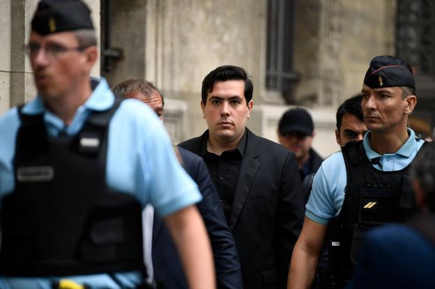 Esteban Morillo llega al palacio de justicia escoltado por gendarmes. 