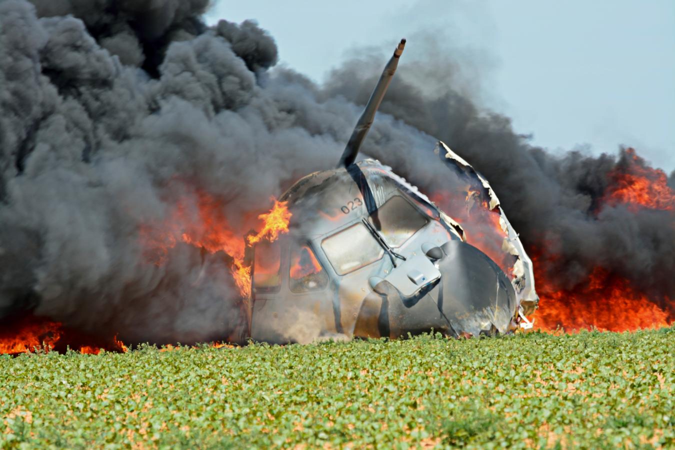 Europa Press ha difundido este viernes en exclusiva fotografías inéditas del accidente que sufrió el 9 de mayo de 2015 un avión Airbus militar A400M en las inmediaciones del aeropuerto de Sevilla, en el que fallecieron cuatro personas y dos resultaron heridas. Estas imágenes, que hasta ahora se encontraban bajo custodia del Juzgado de Instrucción número 13 de Sevilla como material de la investigación, salen a la luz casi tres años y cuatro meses después de este trágico suceso.