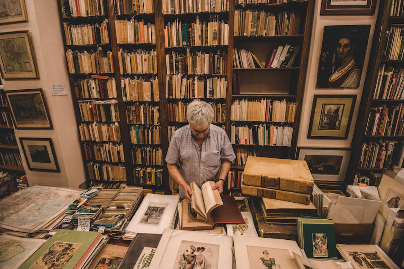 Antonio trabaja en 'El Asilo del Libro', un rincón especializado en libros antiguos, agotados, descatalogados, de segunda mano y de ocasión