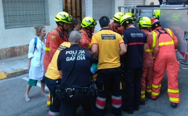 Los bomberos de Gandia, en acción. 