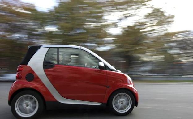 Dos empresas plantean al Ayuntamiento de Valencia el permiso para alquilar coches en la calle