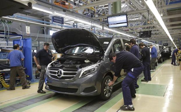 La fábrica de Mercedes en Vitoria para en octubre por la incertidumbre del diésel.