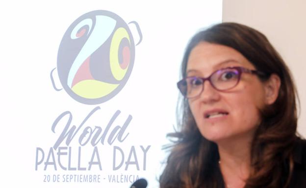 La vicepresidenta y portavoz del Consell, Mónica Oltra, durante la rueda de prensa celebrada tras la sesión plenaria semanal para presentar el «Día mundial de la Paella»