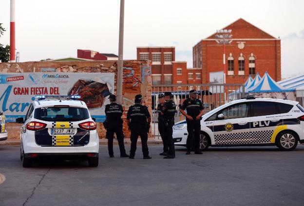 Agentes custodian la entrada a la feria, ayer. 