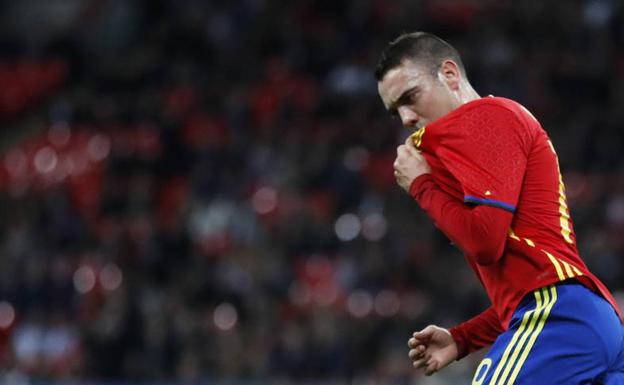 Iago Aspas se besa el escudo tras marcar su primer gol con España.