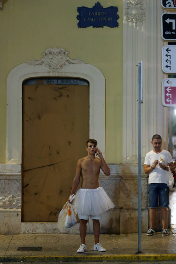 La fiesta más esperada, la noche de los disfraces de Rafelbunyol, llenó ayer las calles del municipio de color, alegría y diversión. Cerca de 10.000 personas se dieron cita en la localidad para disfrutar de un evento convertido en clásico. Un amplio dispositivo de seguridad, formado por más de 180 personas, veló por la celebración. 