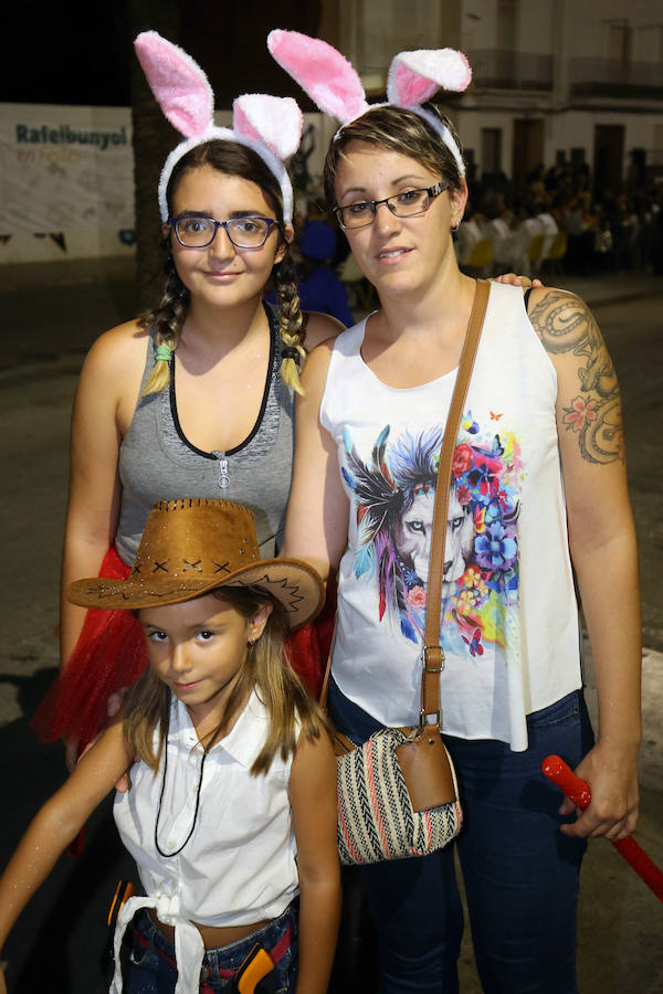 La fiesta más esperada, la noche de los disfraces de Rafelbunyol, llenó ayer las calles del municipio de color, alegría y diversión. Cerca de 10.000 personas se dieron cita en la localidad para disfrutar de un evento convertido en clásico. Un amplio dispositivo de seguridad, formado por más de 180 personas, veló por la celebración. 