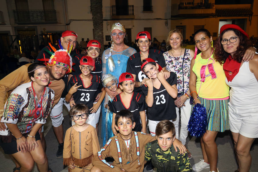 La fiesta más esperada, la noche de los disfraces de Rafelbunyol, llenó ayer las calles del municipio de color, alegría y diversión. Cerca de 10.000 personas se dieron cita en la localidad para disfrutar de un evento convertido en clásico. Un amplio dispositivo de seguridad, formado por más de 180 personas, veló por la celebración. 