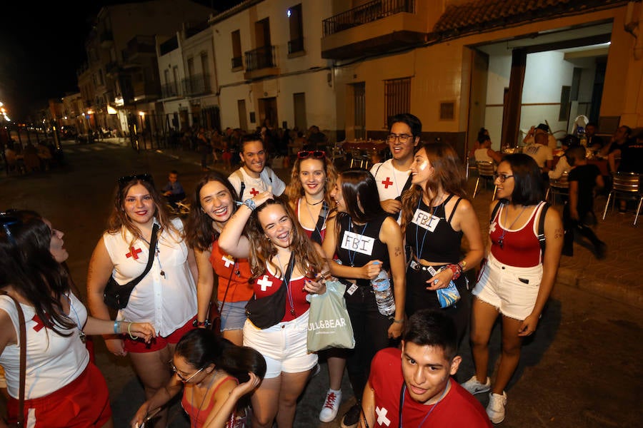 La fiesta más esperada, la noche de los disfraces de Rafelbunyol, llenó ayer las calles del municipio de color, alegría y diversión. Cerca de 10.000 personas se dieron cita en la localidad para disfrutar de un evento convertido en clásico. Un amplio dispositivo de seguridad, formado por más de 180 personas, veló por la celebración. 