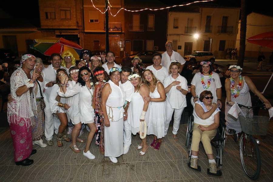 La fiesta más esperada, la noche de los disfraces de Rafelbunyol, llenó ayer las calles del municipio de color, alegría y diversión. Cerca de 10.000 personas se dieron cita en la localidad para disfrutar de un evento convertido en clásico. Un amplio dispositivo de seguridad, formado por más de 180 personas, veló por la celebración. 