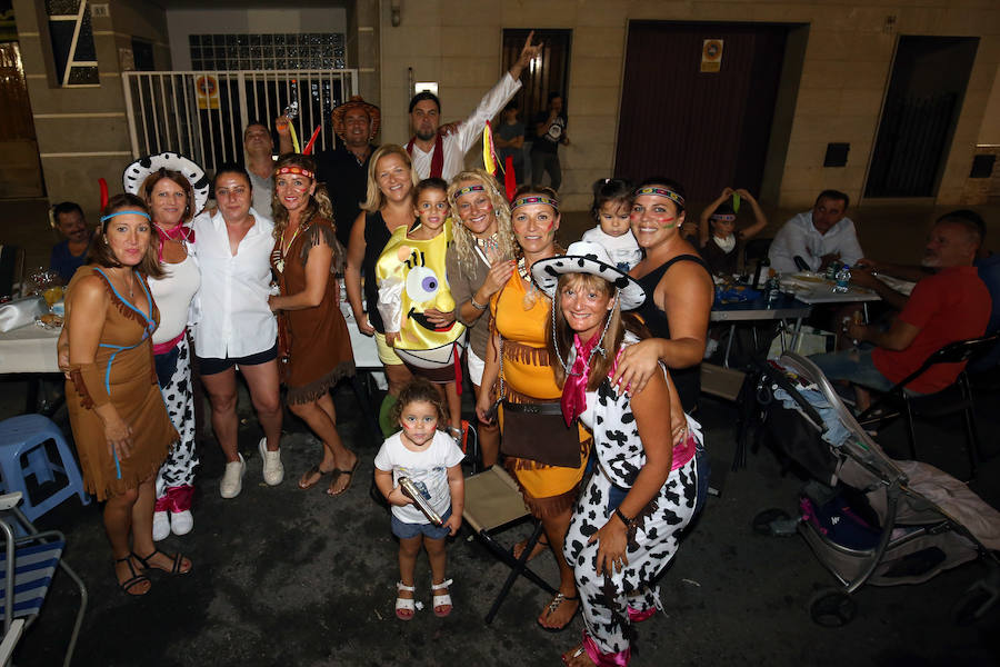 La fiesta más esperada, la noche de los disfraces de Rafelbunyol, llenó ayer las calles del municipio de color, alegría y diversión. Cerca de 10.000 personas se dieron cita en la localidad para disfrutar de un evento convertido en clásico. Un amplio dispositivo de seguridad, formado por más de 180 personas, veló por la celebración. 