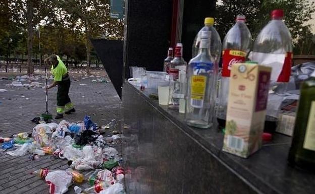 La amenaza del botellón vuelve sin ordenanza y entre quejas de los barrios