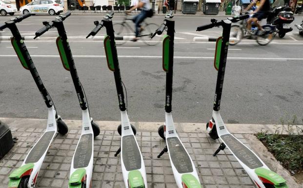 Varios patines eléctricos en Valencia.